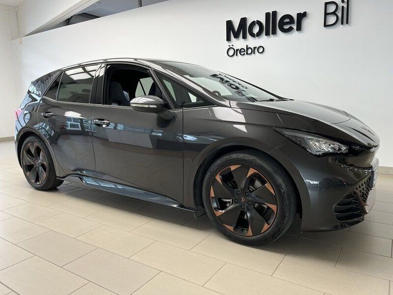 Mörkgrå (quasar grey metallic) Begagnad 2022 Cupra Born Halvkombi | 309 000 kr (Marknadspris) - Bild 1/3