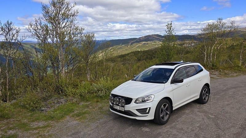 Vit Begagnad 2014 Volvo XC60 R-Design SUV | 139 000 kr (Marknadspris) - Bild 1/4