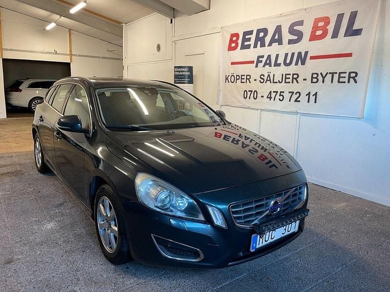 Grå Begagnad 2012 Volvo V60 Momentum Kombi | 89 900 kr (Marknadspris) - Bild 1/4