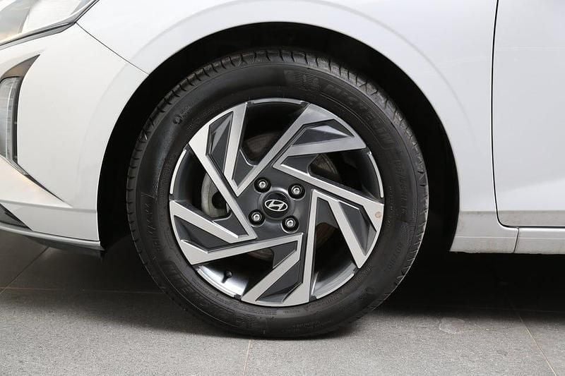 Begagnad Hyundai i20 Essential 101 HK (74 kW) 2024 Grå Halvkombi