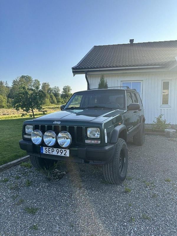 Grön Begagnad 2001 Jeep Cherokee SUV | 70 000 kr (Marknadspris) - Bild 1/4