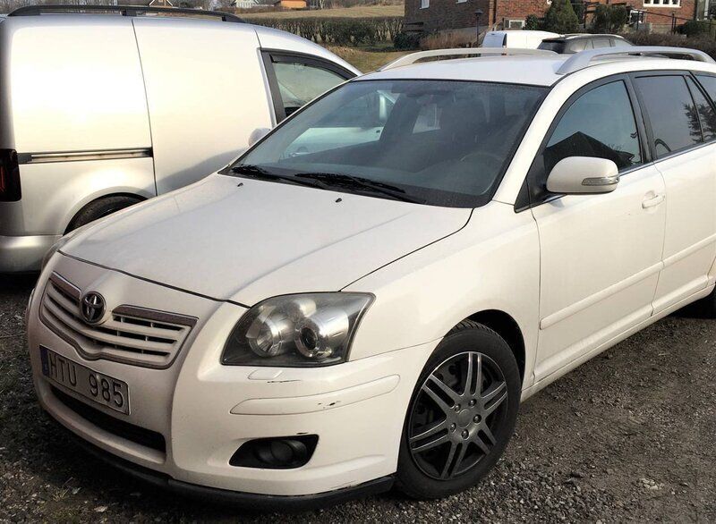 Vit Begagnad 2006 Toyota Avensis Kombi | 45 000 kr (Lite dyr) - Bild 1/4