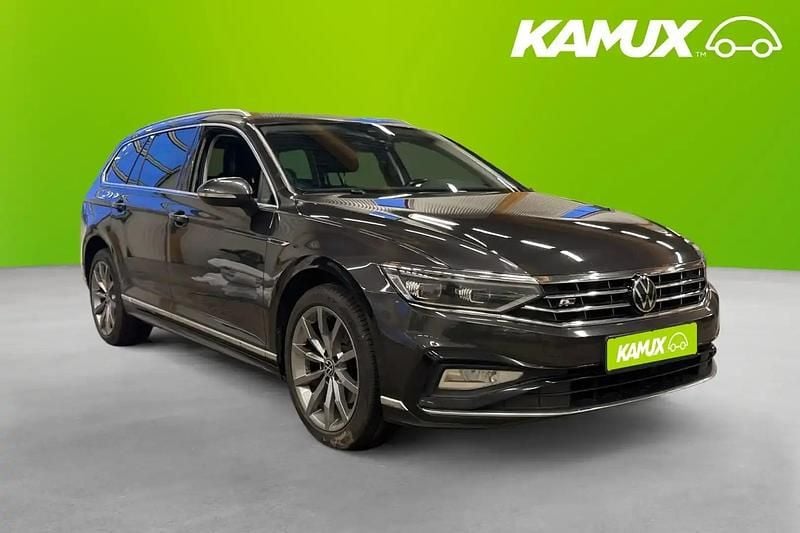Silver/grå Begagnad 2022 VW Passat R-line Kombi | 224 700 kr (Marknadspris) - Bild 1/4