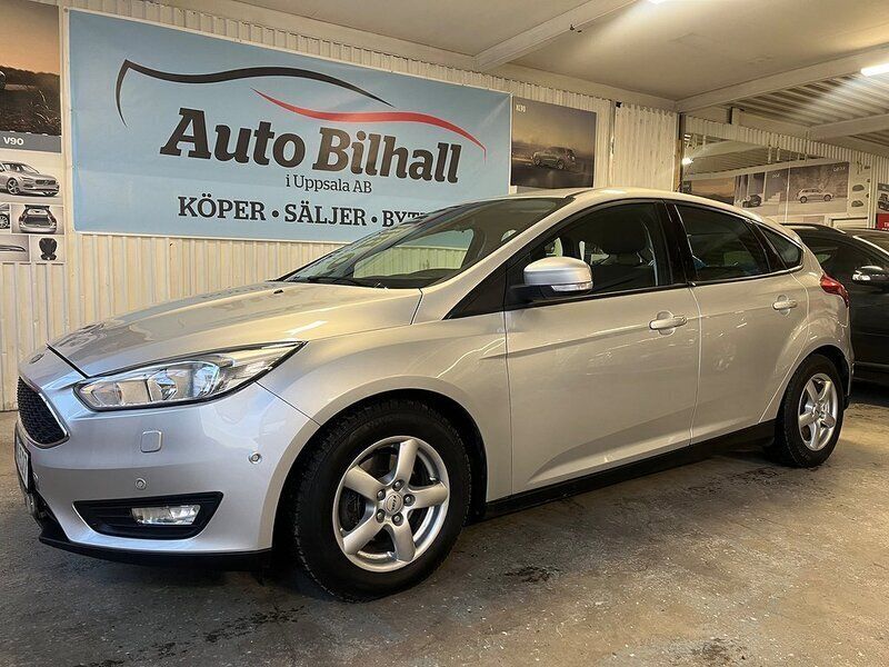 Grå Begagnad 2015 Ford Focus Trend Halvkombi | 69 000 kr (Marknadspris) - Bild 1/4