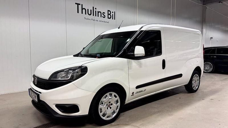 Vit Begagnad 2021 Fiat Doblò Minibuss | 99 900 kr (Marknadspris) - Bild 1/4