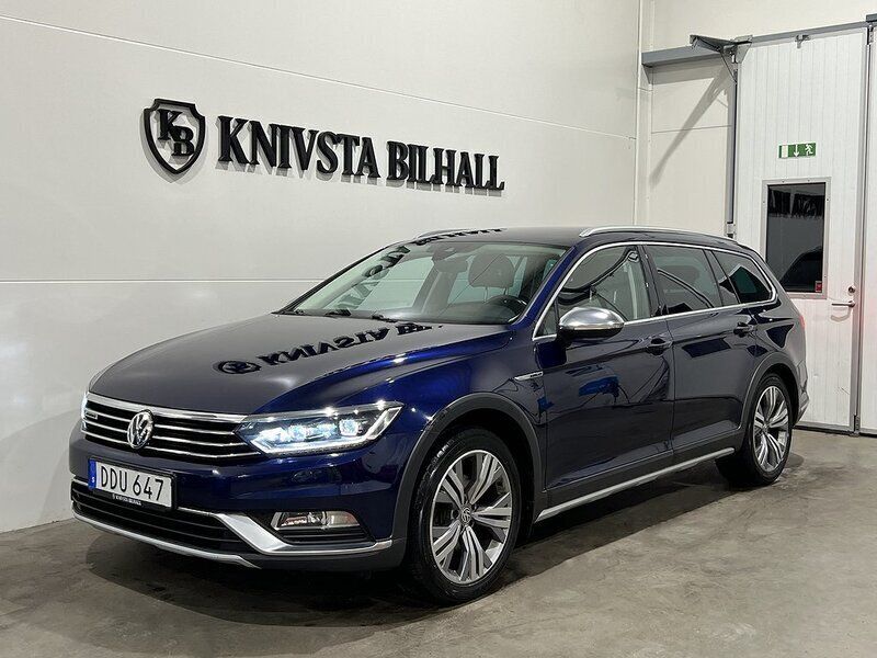 Mörkblå (blå) Begagnad 2017 VW Passat Alltrack Executive Kombi | 208 600 kr (Marknadspris) - Bild 1/4