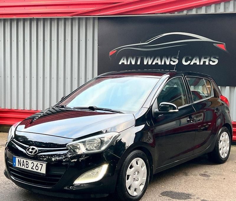 Svart Begagnad 2013 Hyundai i20 Premium Halvkombi | 39 900 kr (Marknadspris) - Bild 1/4