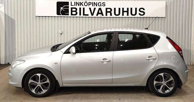 Silver Begagnad 2007 Hyundai i30 Halvkombi | 64 900 kr (Lite dyr) - Bild 1/4