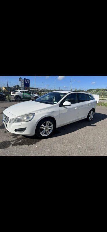 Vit Begagnad 2013 Volvo V60 Kinetic Kombi | 65 000 kr (Bra pris) - Bild 1/4