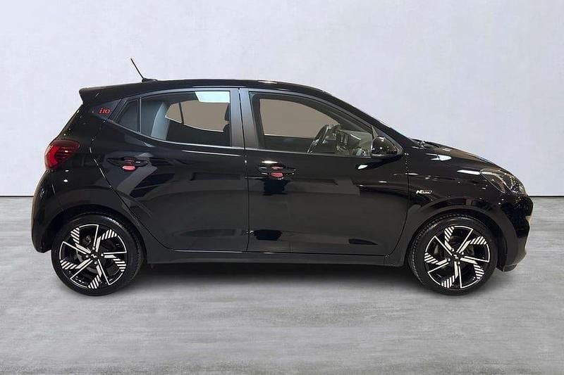 Begagnad Hyundai i10 101 HK (74 kW) 2023 Svart Halvkombi