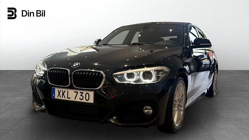 Svart Begagnad 2018 BMW 118 Halvkombi | 189 900 kr (Marknadspris) - Bild 1/4