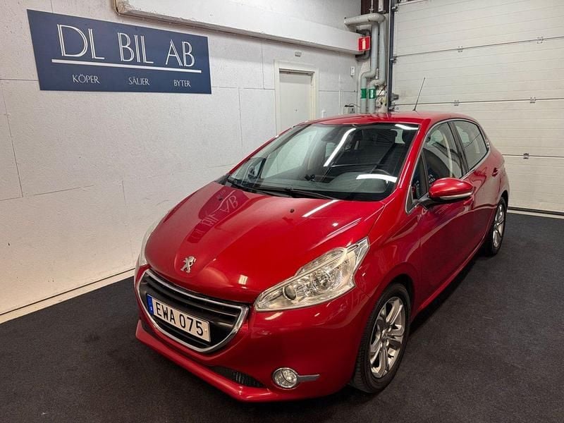 Mörkröd (röd) Begagnad 2015 Peugeot 208 Halvkombi | 59 800 kr (Marknadspris) - Bild 1/3