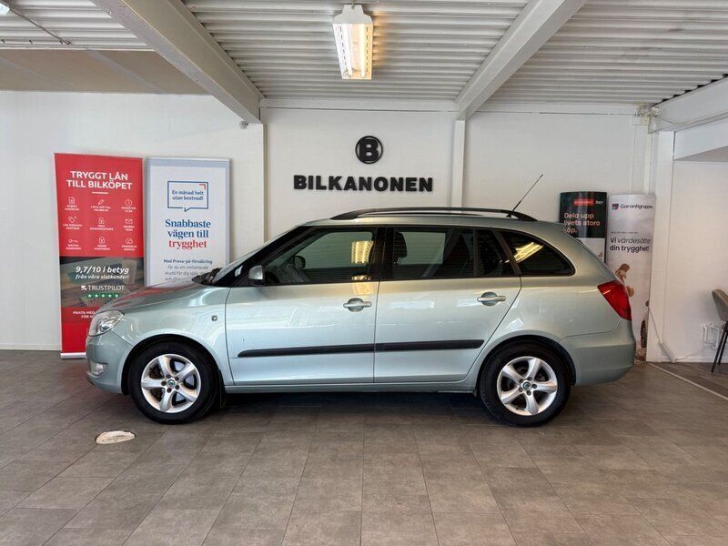 Ljusgrön (grön) Begagnad 2011 Skoda Fabia Elegance Kombi | 49 900 kr (Marknadspris) - Bild 1/4