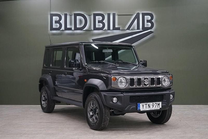 Mörkgrå Ny 2025 Suzuki Jimny SUV | 479 900 kr (Marknadspris) - Bild 1/4