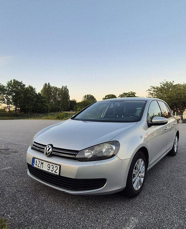 Brun Begagnad 2011 VW Golf VI Halvkombi | 52 000 kr (Marknadspris) - Bild 1/4