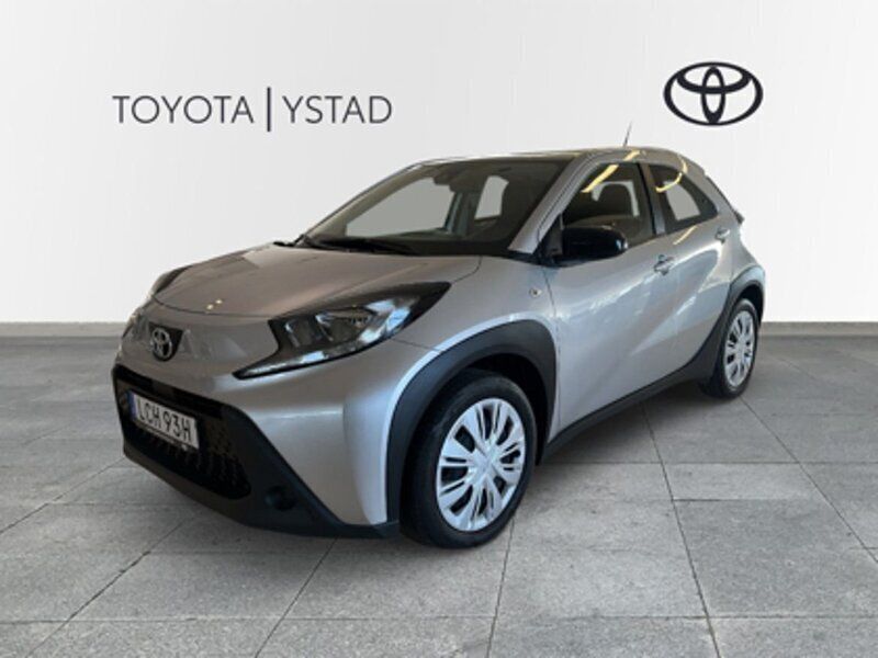 Silver Begagnad 2023 Toyota Aygo X-play Halvkombi | 169 000 kr (Marknadspris) - Bild 1/4