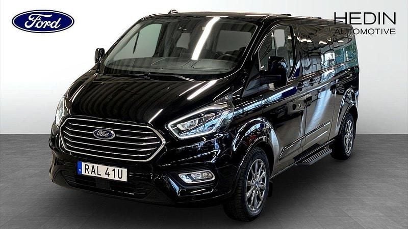 Svart (black) Begagnad 2023 Ford Tourneo Custom Minibuss | 449 900 kr (Marknadspris) - Bild 1/4