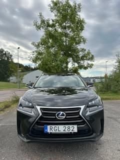 Svart Begagnad 2016 Lexus NX300h Executive Line SUV | 195 000 kr (Bra pris) - Bild 1/4