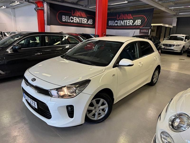 Vit Begagnad 2017 Kia Rio Halvkombi | 139 900 kr (Bra pris) - Bild 1/4