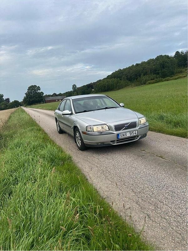 Grå Begagnad 2001 Volvo S80 Sedan | 12 500 kr (Bra pris) - Bild 1/4