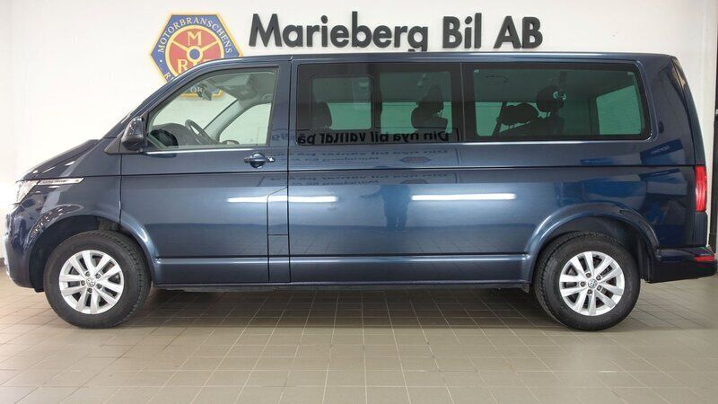 Blå Begagnad 2021 VW Caravelle Comfortline Minibuss | 439 900 kr (Dyr) - Bild 1/4