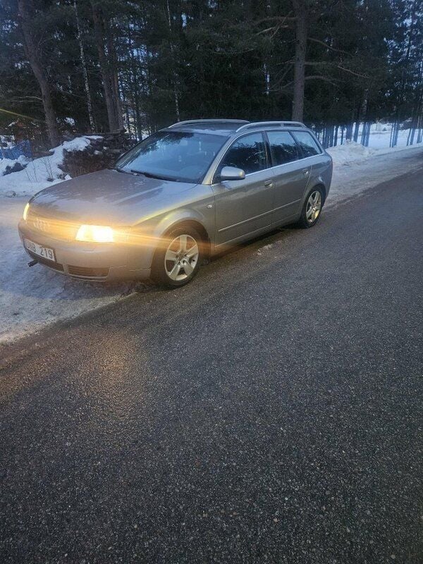 Grå Begagnad 2004 Audi A4 Comfort Kombi | 10 000 kr (Marknadspris) - Bild 1/4