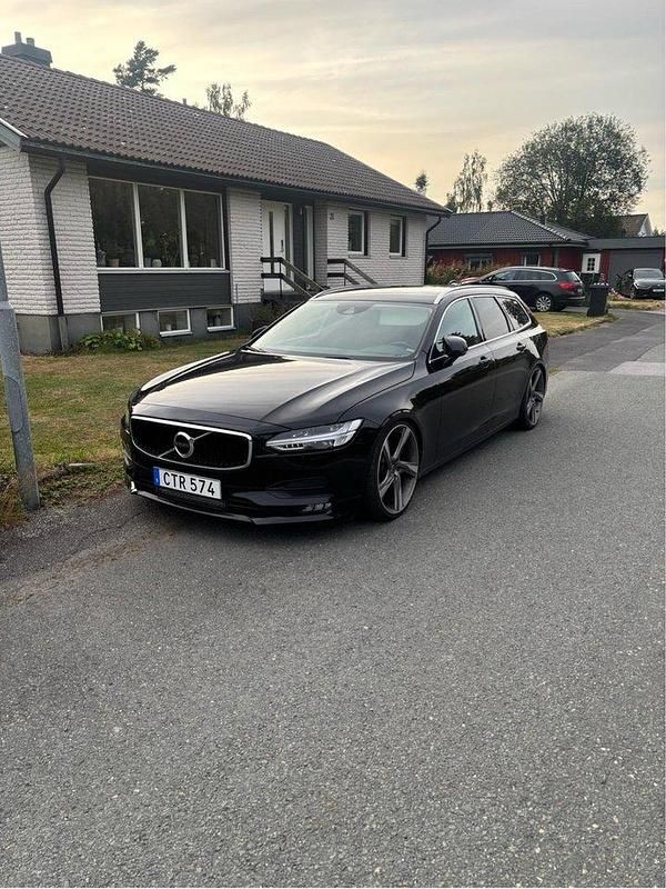 Svart Begagnad 2017 Volvo V90 Momentum Kombi | 170 000 kr (Lite dyr) - Bild 1/4