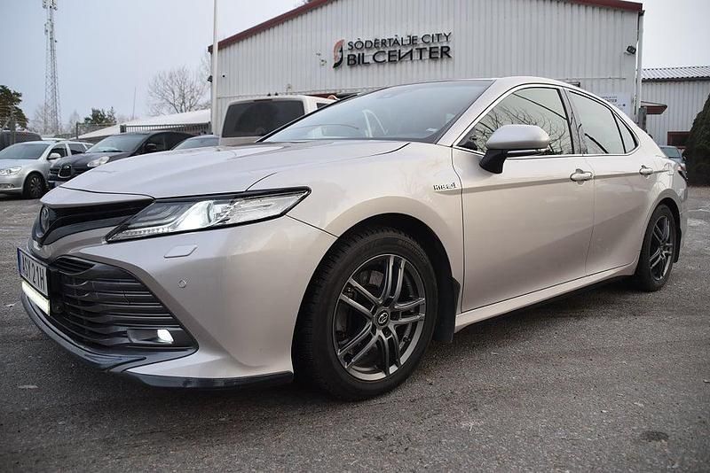 Begagnad Toyota Camry Hybrid Executive 218 HK (160 kW) 2020 Ljusbrun Sedan