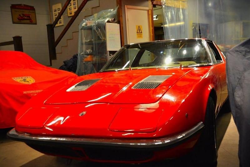 Begagnad Maserati Indy 290 HK (213 kW) 1971 Röd/svart skinn Sportkupé