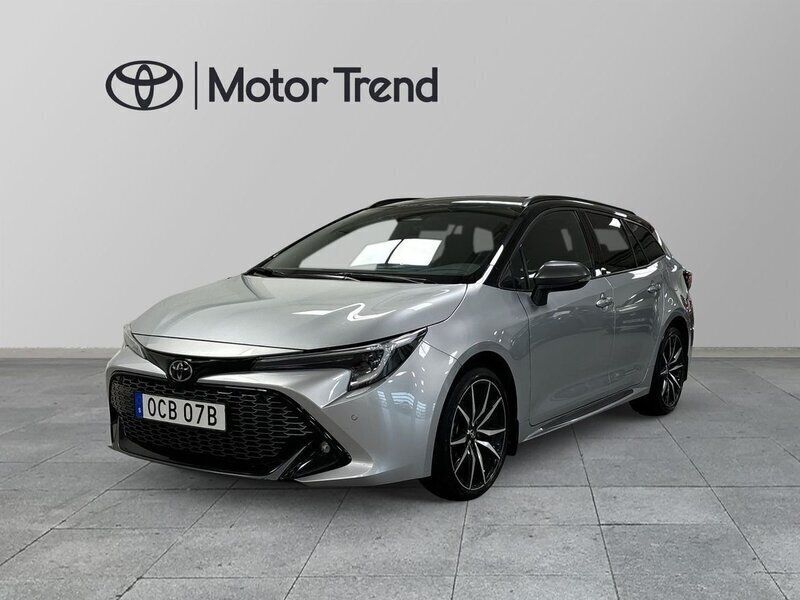 Silver Begagnad 2024 Toyota Corolla Sport Kombi | 359 900 kr (Dyr) - Bild 1/4