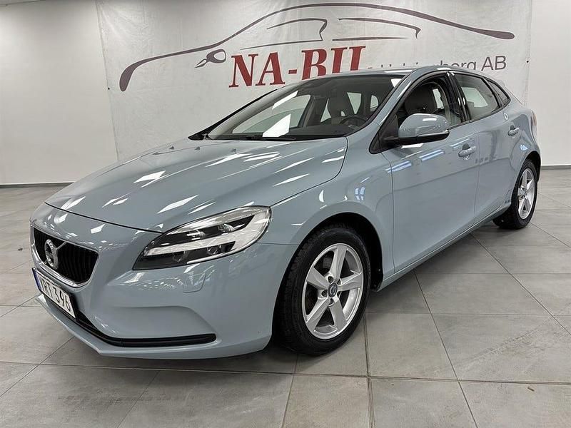Begagnad Volvo V40 Momentum 152 HK (111 kW) 2017 Ljusblå Halvkombi