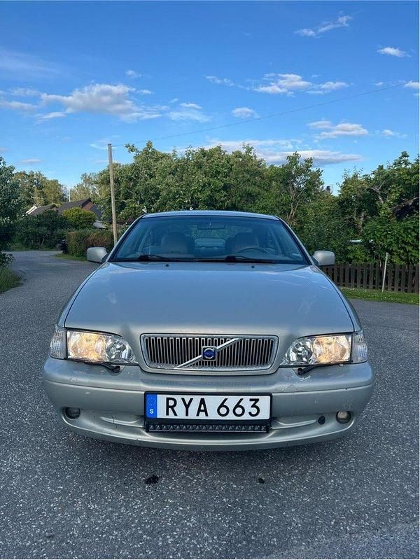 Grå Begagnad 2001 Volvo C70 Sportkupé | 49 000 kr (Marknadspris) - Bild 1/4