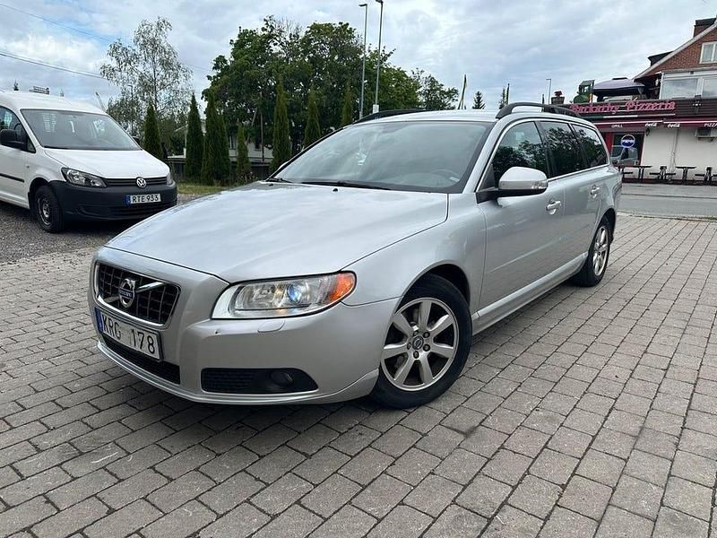 Ljusgrå (grå) Begagnad 2010 Volvo V70 Momentum Kombi | 79 800 kr (Marknadspris) - Bild 1/4