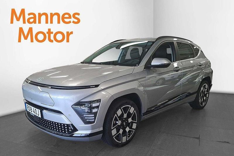 Grå Begagnad 2023 Hyundai Kona Advanced SUV | 409 900 kr - Bild 1/4