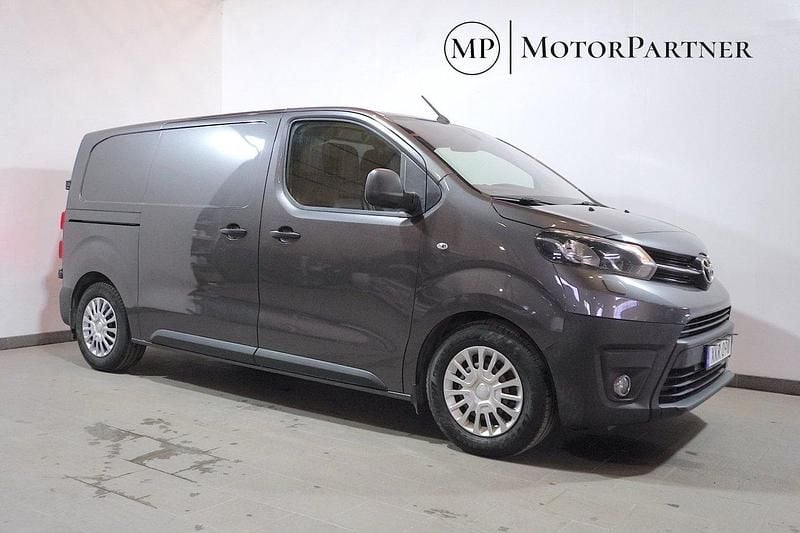 Mörkgrå (grå) Begagnad 2018 Toyota Proace Van | 179 900 kr (Marknadspris) - Bild 1/4