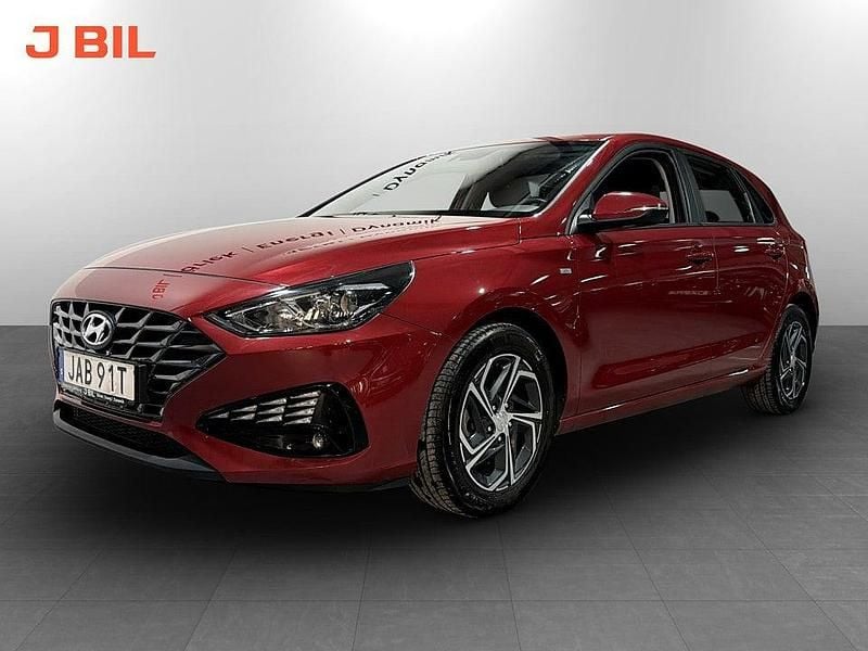 Röd Begagnad 2022 Hyundai i30 Essential Halvkombi | 189 900 kr (Marknadspris) - Bild 1/3