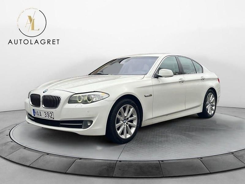 Vit Begagnad 2010 BMW 523 Sedan | 84 700 kr (Marknadspris) - Bild 1/4
