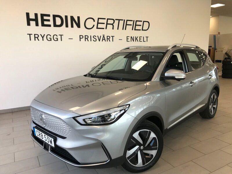 Grå Begagnad 2022 MG ZS Luxury Sedan | 279 900 kr (Bra pris) - Bild 1/4