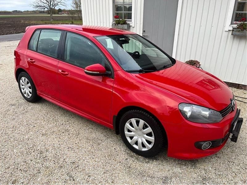 Röd Begagnad 2013 VW Golf VII Halvkombi | 63 000 kr (Bra pris) - Bild 1/4