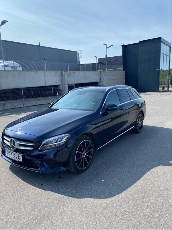 Blå Begagnad 2020 Mercedes C180 Avantgarde Kombi | 263 000 kr (Superpris) - Bild 1/4