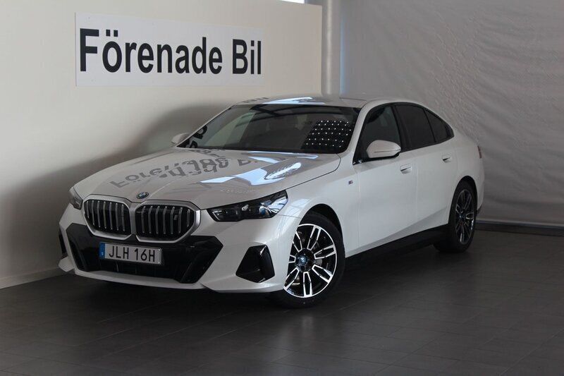 Vit Begagnad 2024 BMW i5 M Sport Sedan | 629 000 kr - Bild 1/4