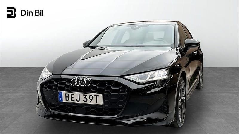 Brilliantsvart Begagnad 2025 Audi A3 Proline Sedan | 319 000 kr (Marknadspris) - Bild 1/4