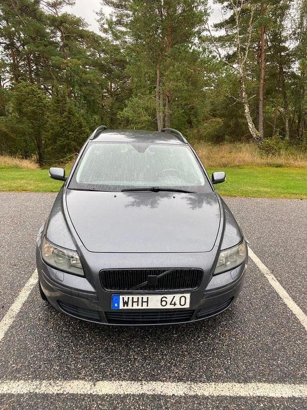 Grå Begagnad 2005 Volvo V50 Kombi | 16 000 kr (Dyr) - Bild 1/4