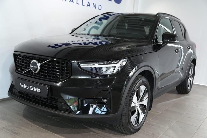 Svart Begagnad 2025 Volvo XC40 Plus SUV | 389 500 kr (Marknadspris) - Bild 1/4