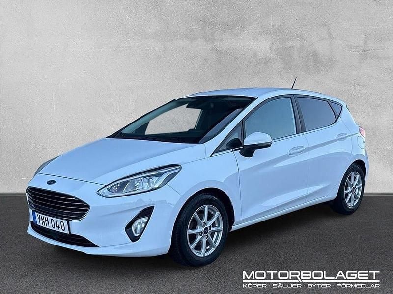 Vit Begagnad 2017 Ford Fiesta Titanium Halvkombi | 99 900 kr (Marknadspris) - Bild 1/4