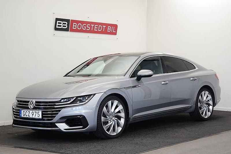 Silver Begagnad 2018 VW Arteon R-line Halvkombi | 289 000 kr (Marknadspris) - Bild 1/4