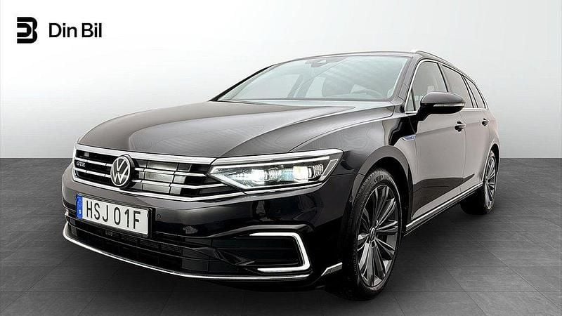 Svart (deep black pearl) Begagnad 2023 VW Passat Business Kombi | 344 900 kr (Marknadspris) - Bild 1/4