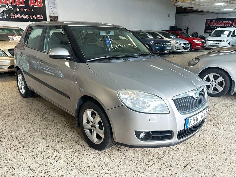 Ljusbrun Begagnad 2009 Skoda Fabia Halvkombi | 29 900 kr (Marknadspris) - Bild 1/4