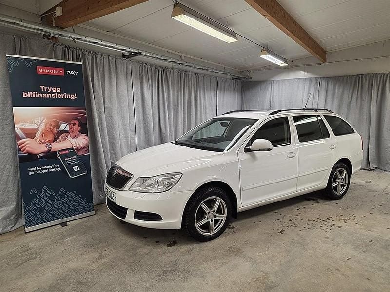 Vit Begagnad 2012 Skoda Octavia Ambiente Kombi | 47 900 kr (Dyr) - Bild 1/4