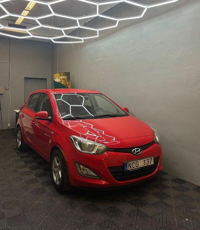 Begagnad Hyundai i20 Premium 84 HK (61 kW) 2012 Röd Halvkombi